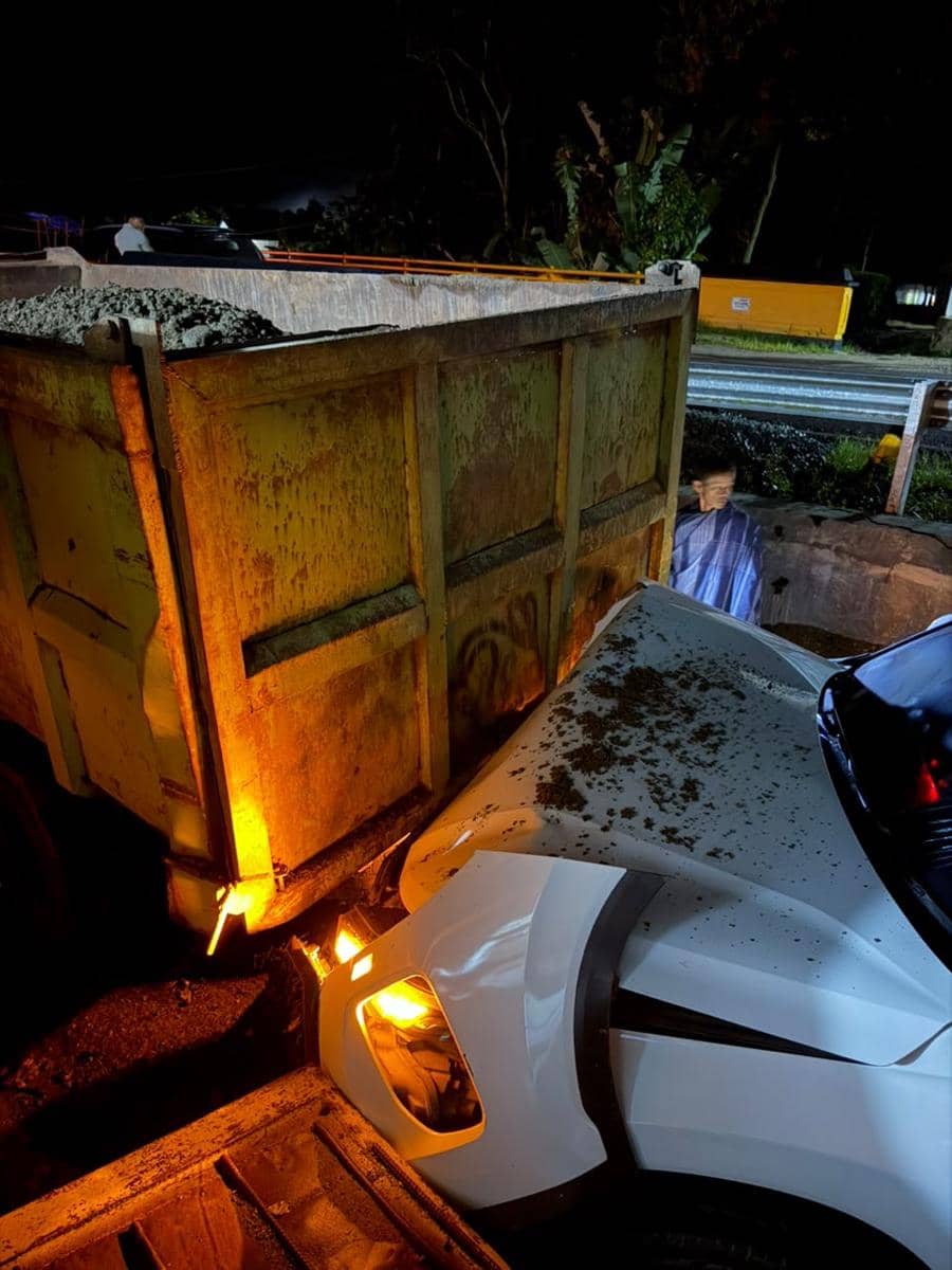 Keadaan mobil Wakil Gubernur Sumatra Barat, Vasko Ruseimi usai alami kecelakaan (Foto: Istimewa)