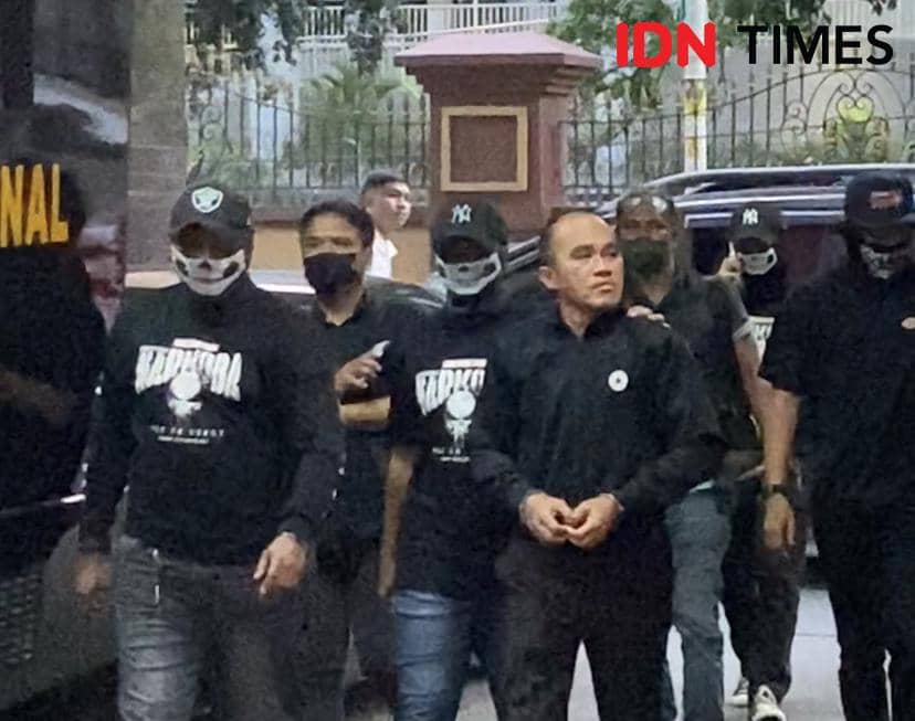 Tangan Diborgol, Eks Kasat Narkoba Kutai Barat Tiba di Bareskrim