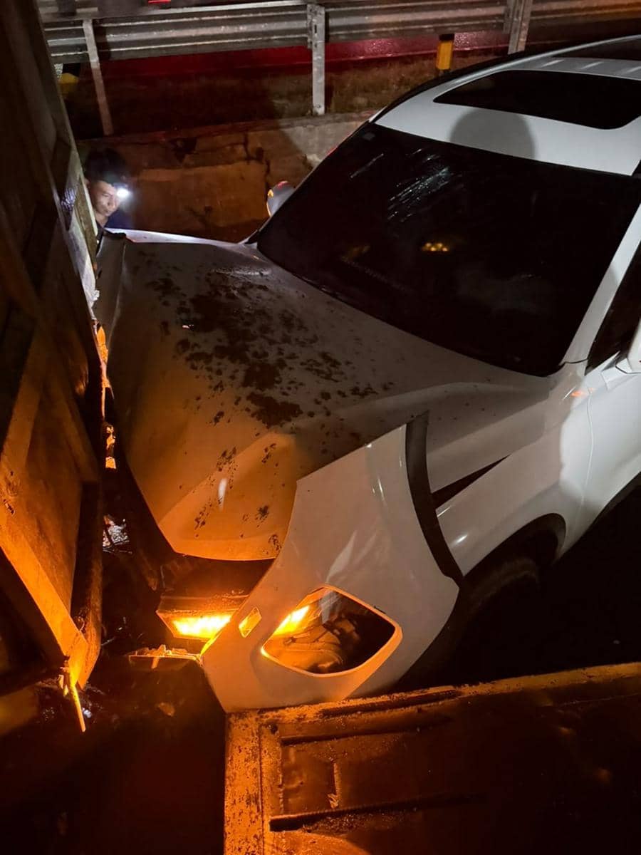 Keadaan mobil Wakil Gubernur Sumatra Barat, Vasko Ruseimi usai alami kecelakaan (Foto: Istimewa)