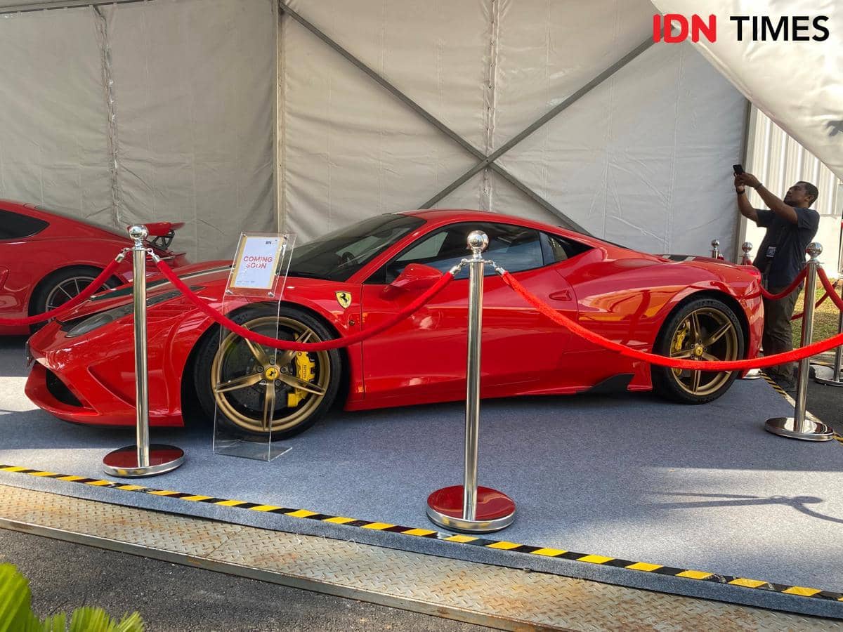 Mobil sport berwarna merah dipamerkan di area tertutup dengan tali pembatas merah saat acara BPA Fair 2026 di Jakarta Selatan.