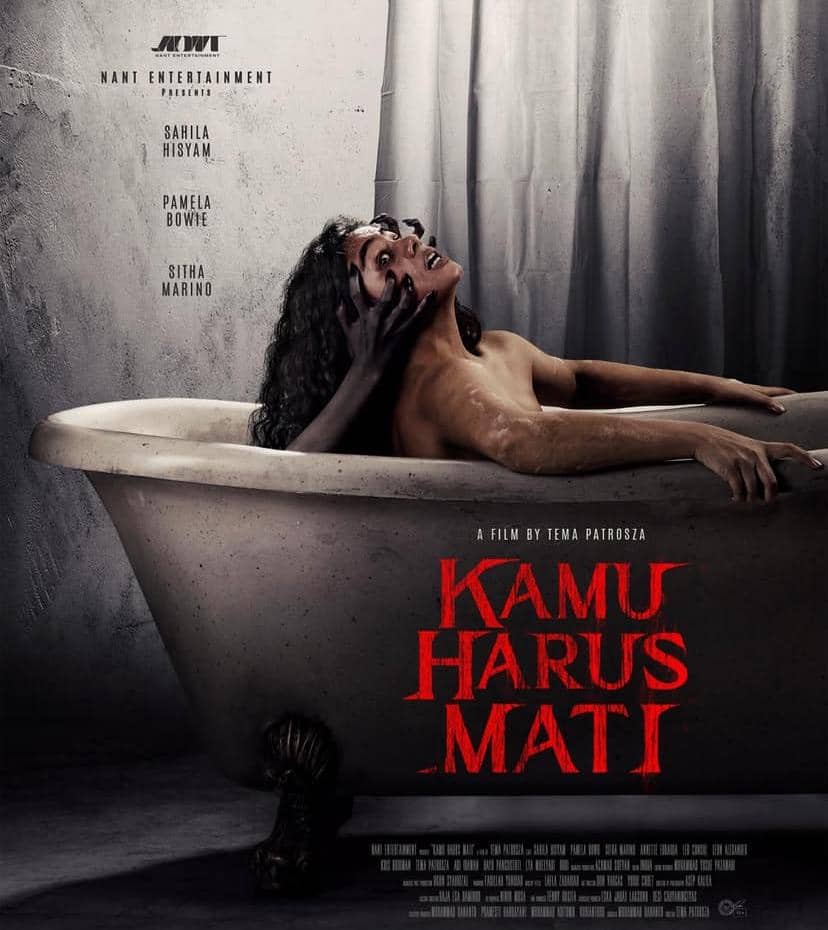 Poster film horor Kamu Harus Mati menampilkan seorang wanita di dalam bak mandi dengan tangan hitam misterius memegang kepalanya.
