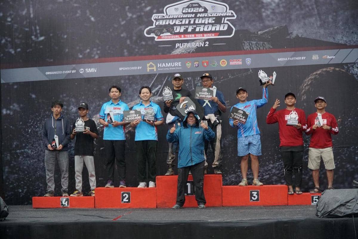 Tim Halo Dayak Kalteng berpose di podium usai meraih penghargaan pada Kejurnas Adventure Offroad 2024 putaran kedua.