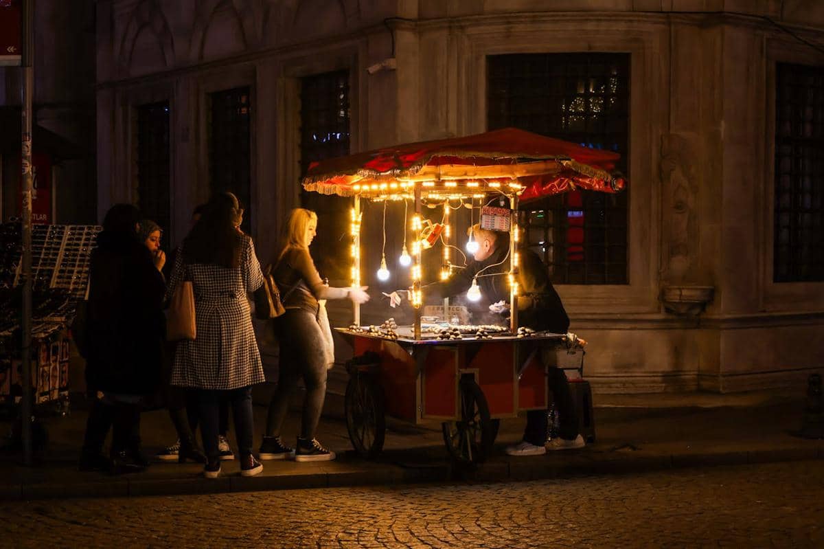5 Lampu Tenda Jualan biar Makin Eye Catching Malam Hari 