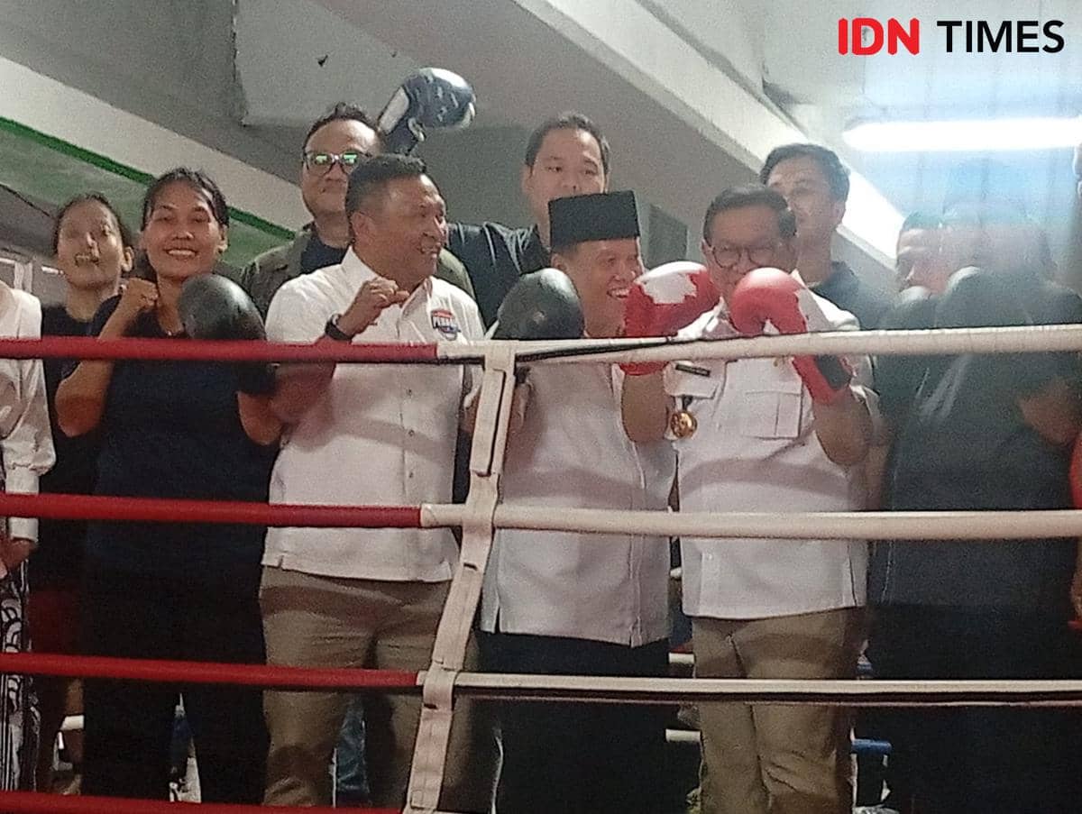 Aksi Pramono Naik Ring Tinju di Bawah Kolong Fly Over Pasar Rebo