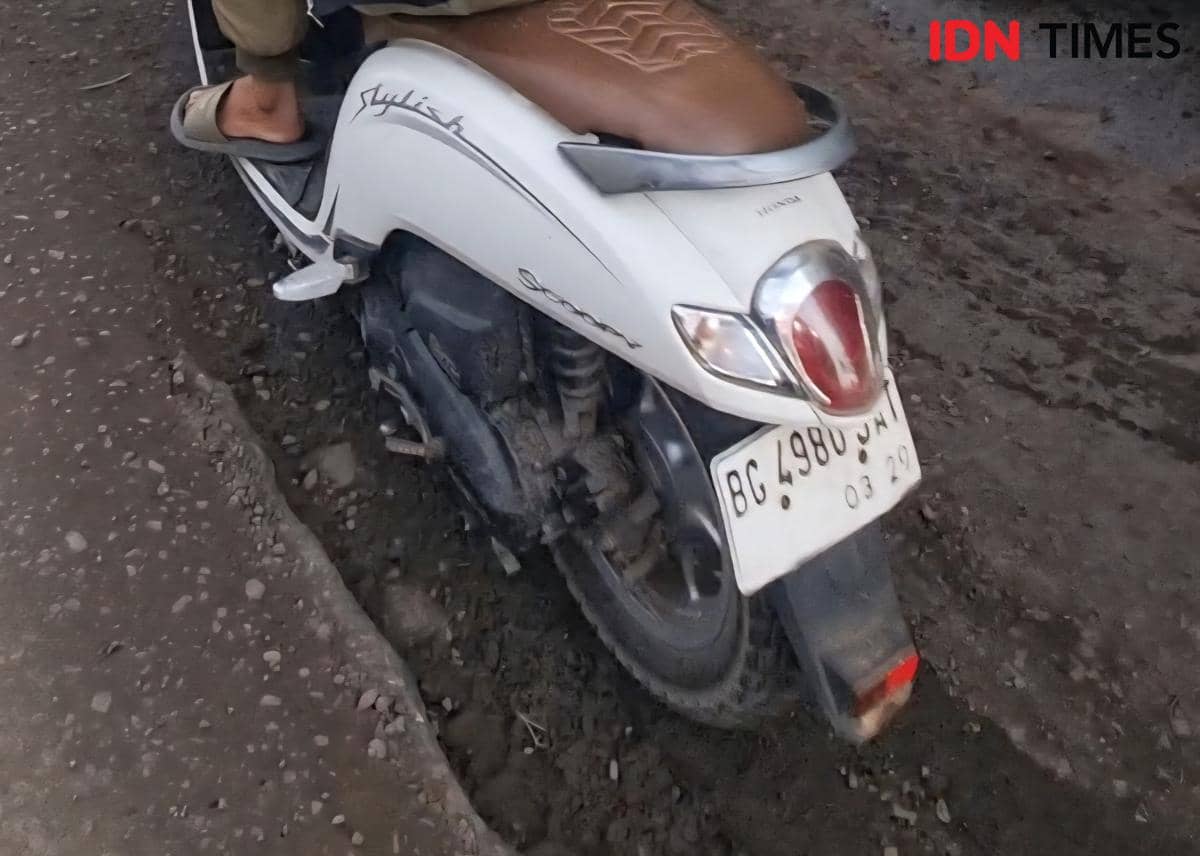 Potret kondisi jalan berlubang di Jalintim Sumatra Ruas Palembang-Betung yang telah mengalami kerusakan satu tahun terakhir