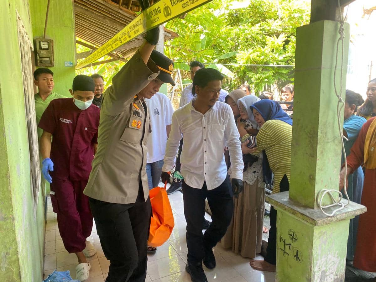 Polisi evaluasi jasad korban bunuh diri di Serang (Dok. Humas Polres Serang)