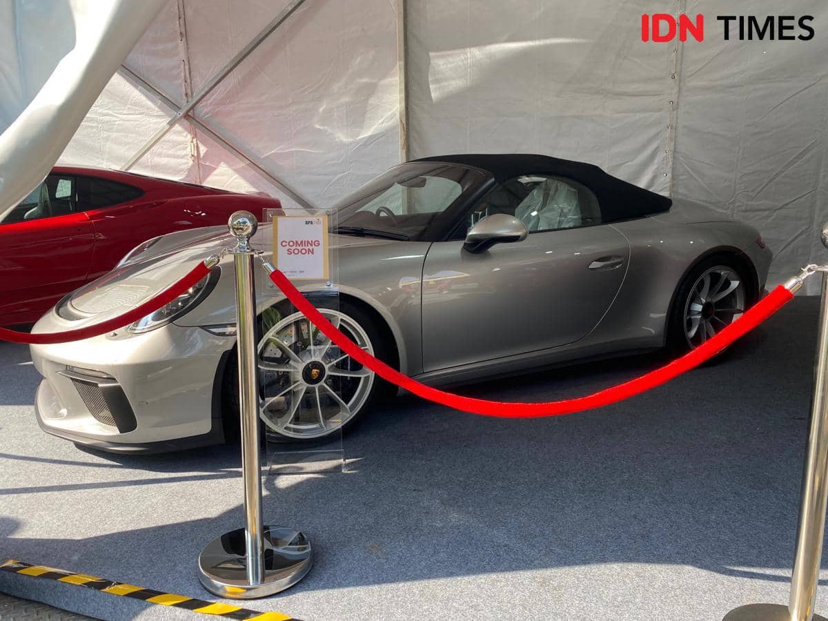Mobil sport berwarna abu-abu dipamerkan di area tertutup dengan tali pembatas merah dalam acara BPA Fair 2026 di Jakarta Selatan.