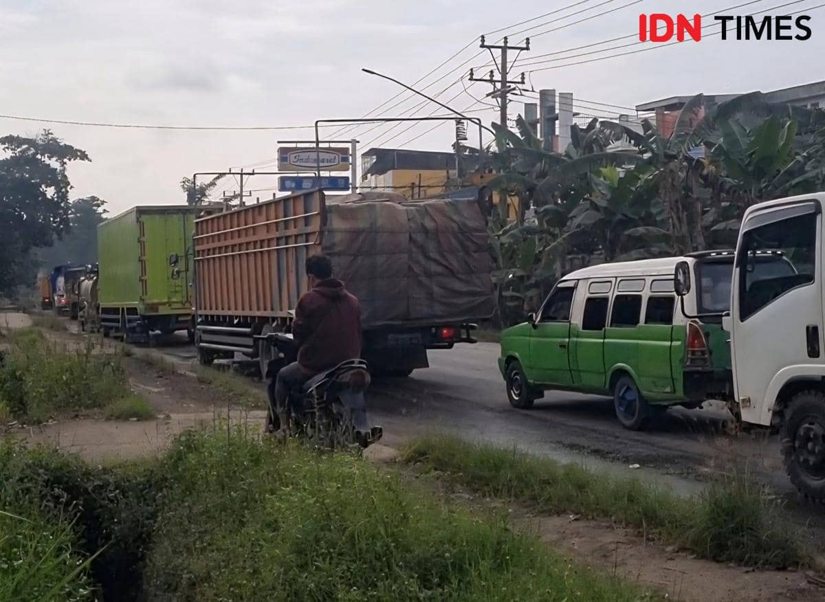 Potret kondisi jalan berlubang di Jalintim Sumatra Ruas Palembang-Betung yang telah mengalami kerusakan satu tahun terakhir