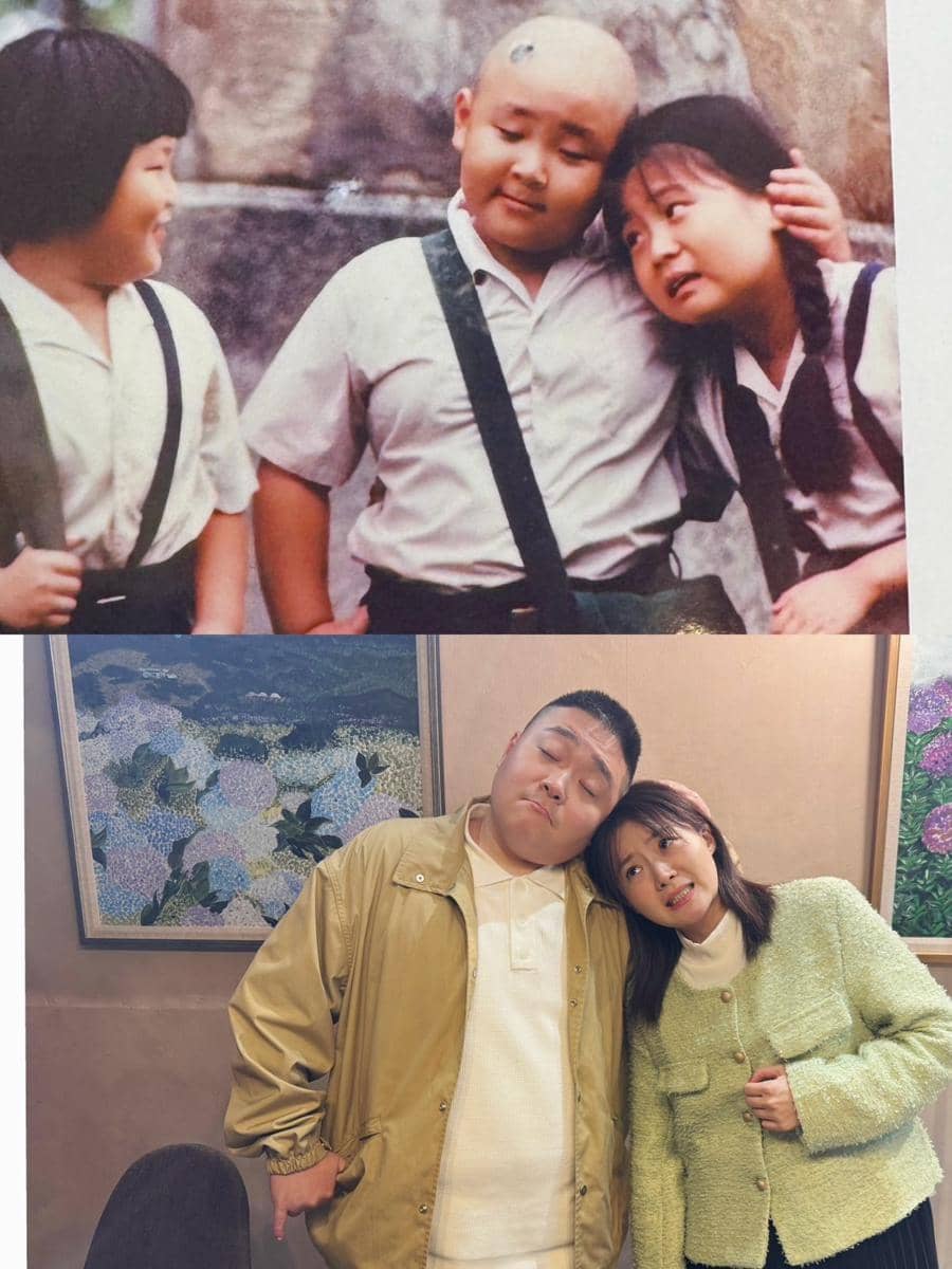 Dua orang dewasa berpose meniru foto masa kecil mereka, dengan pria bersandar di kepala wanita di dalam ruangan hangat.