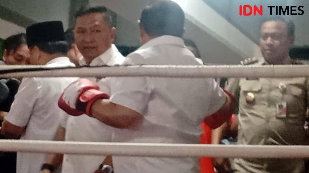 Gubernur DKI Jakarta, Pramono Anung Wibowo, melangkah naik ke atas ring di bawah kolong Fly Over Pasar Rebo, Jalan Raya Bogor Ciracas, Jakar