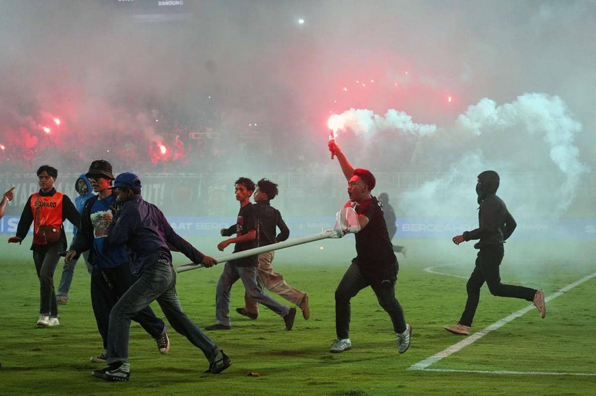 antarafoto-suporter-psm-makassar-ricuh-pascakekalahan-1779076838 (1).jpg