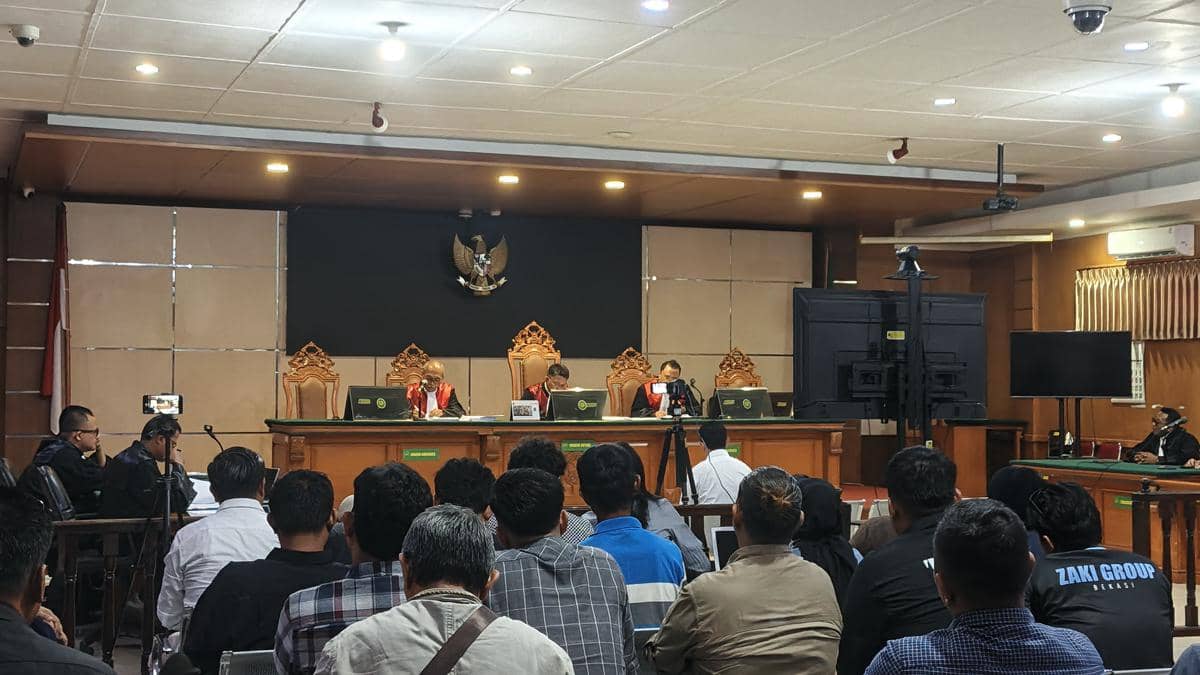 Divonis Tiga Tahun, Sarjan Keluar Sidang Naik Fortuner Hitam Pelat B