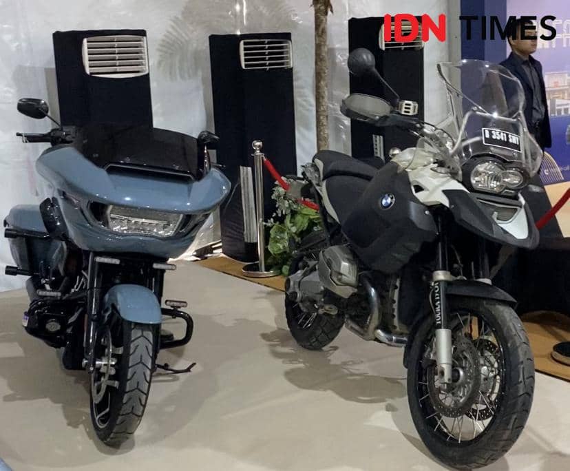 Dua motor besar, Harley Davidson berwarna biru dan BMW adventure hitam putih, dipamerkan di acara BPA Fair 2026.