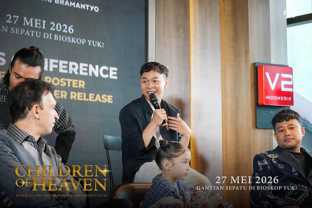 Beberapa orang duduk berbincang dalam konferensi pers film Children of Heaven, dengan salah satu pembicara memegang mikrofon.