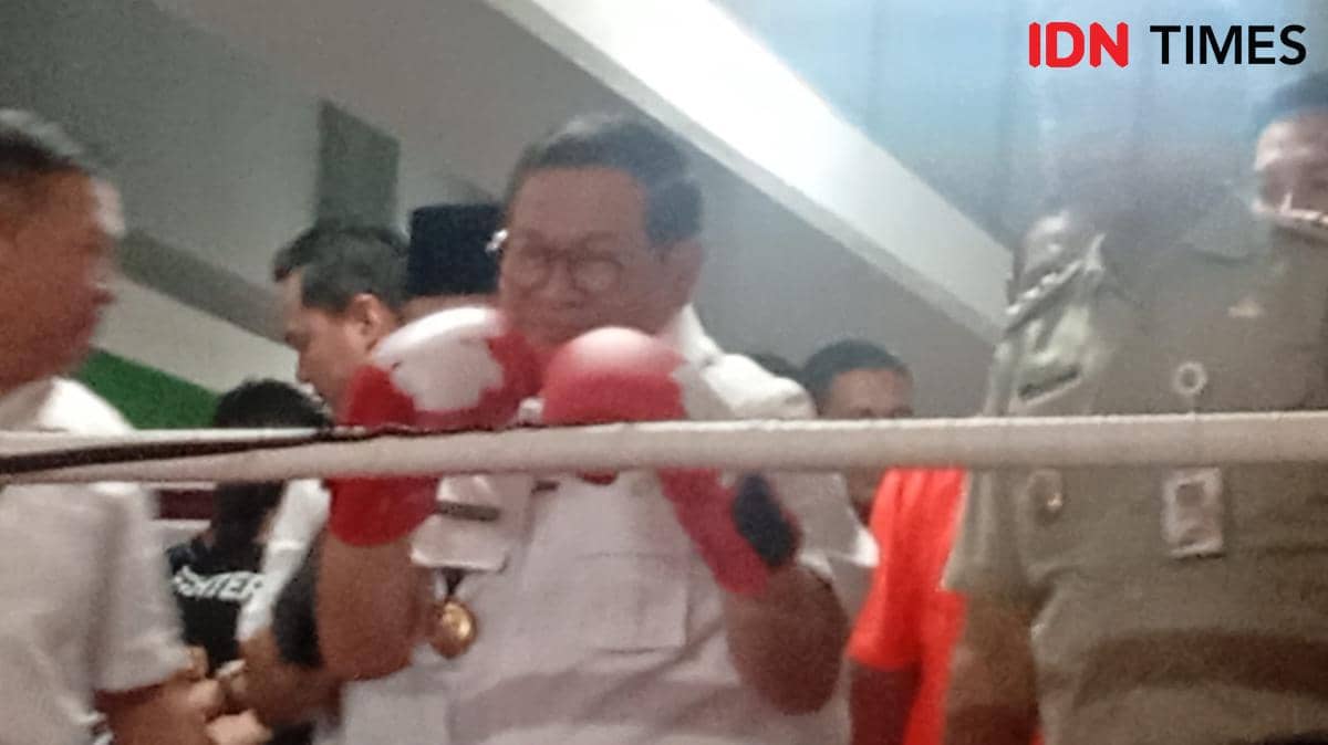 Gubernur DKI Jakarta, Pramono Anung Wibowo, melangkah naik ke atas ring di bawah kolong Fly Over Pasar Rebo, Jalan Raya Bogor Ciracas, Jakar