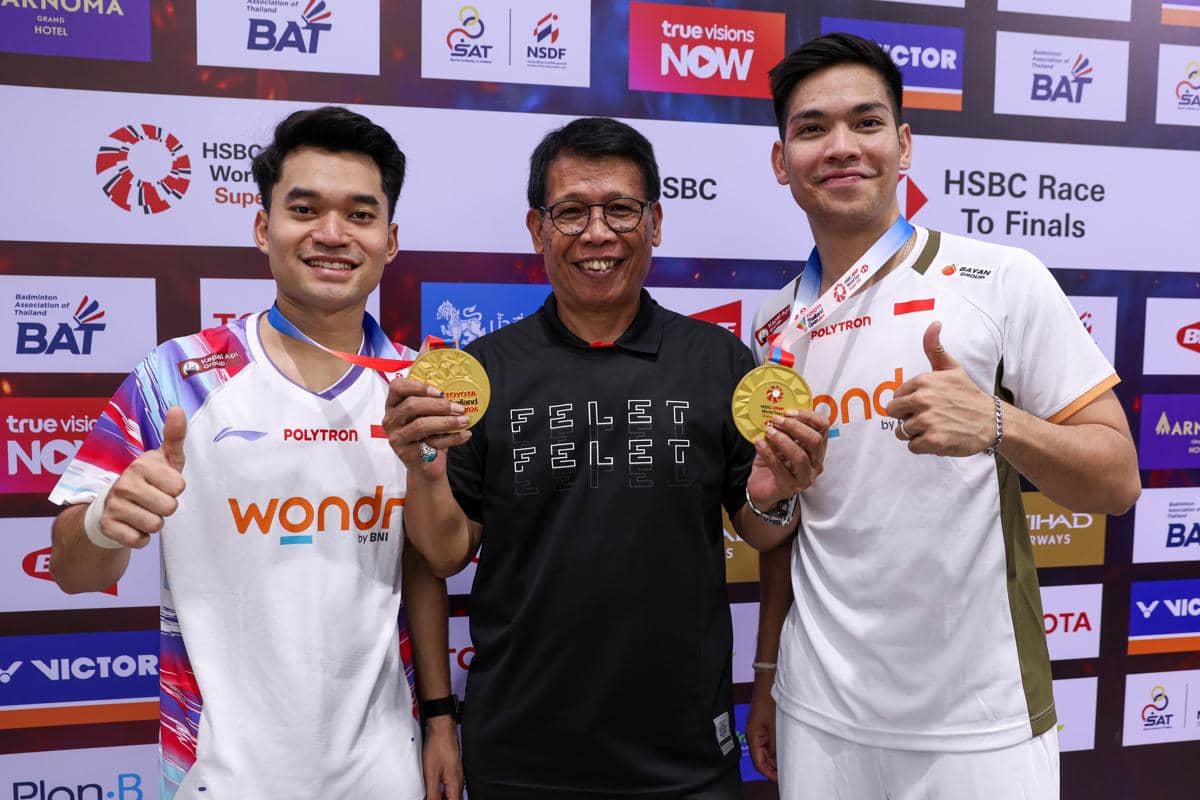 Leo Rolly Carnando/Daniel Marthin bersama asisten pelatih ganda putra Indonesia, Chafidz Yusuf usai juara di Thailand Open 2026. 