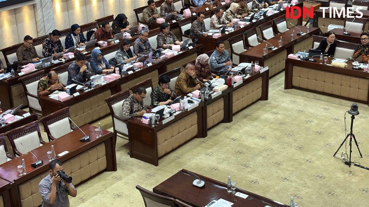 Gubernur Bank Indonesia Perry Warjiyo rapat dengan Komisi XI DPR RI