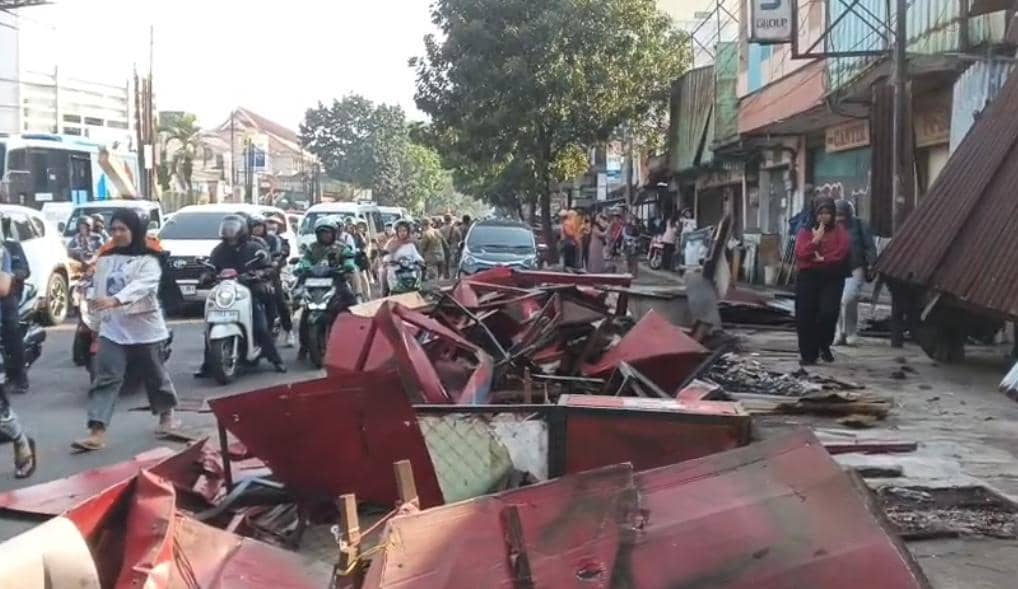 Instruksi Gubernur, Satpol PP Jabar Bongkar Puluhan Kios PKL Cicadas