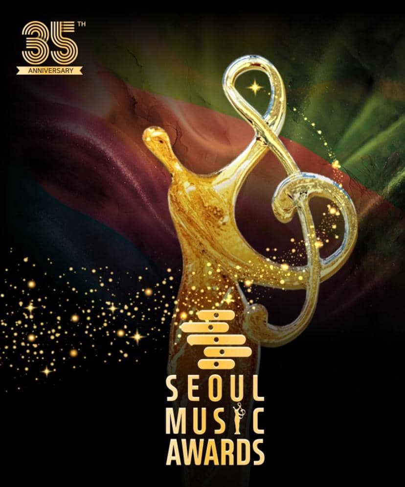 Trophy emas berbentuk not musik dengan tulisan Seoul Music Awards dan logo peringatan 35 tahun di latar berwarna gelap berkilau.