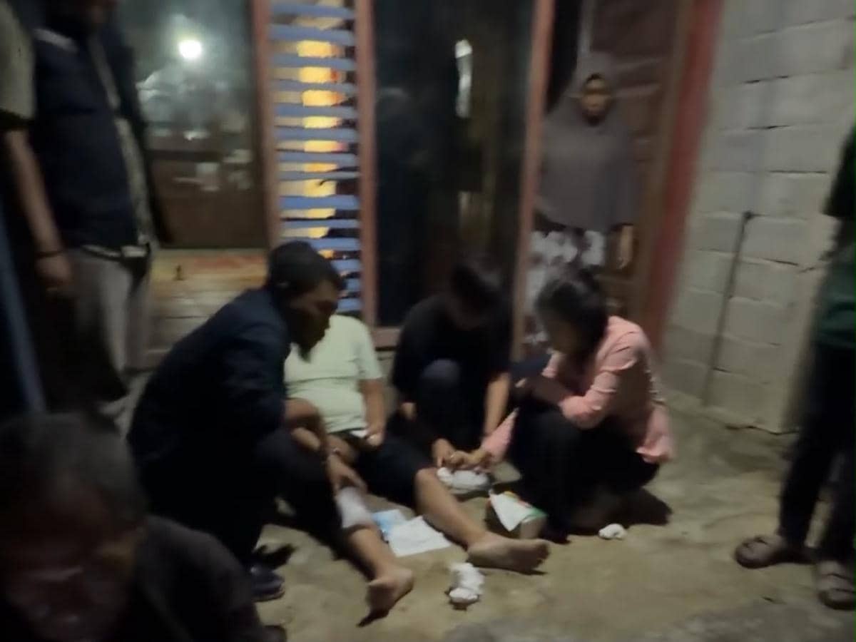 Wakil Gubernur Sumatra Barat, Vasko Ruseimi dirawat di rumah warga usai alami kecelakaan (Foto: Istimewa)