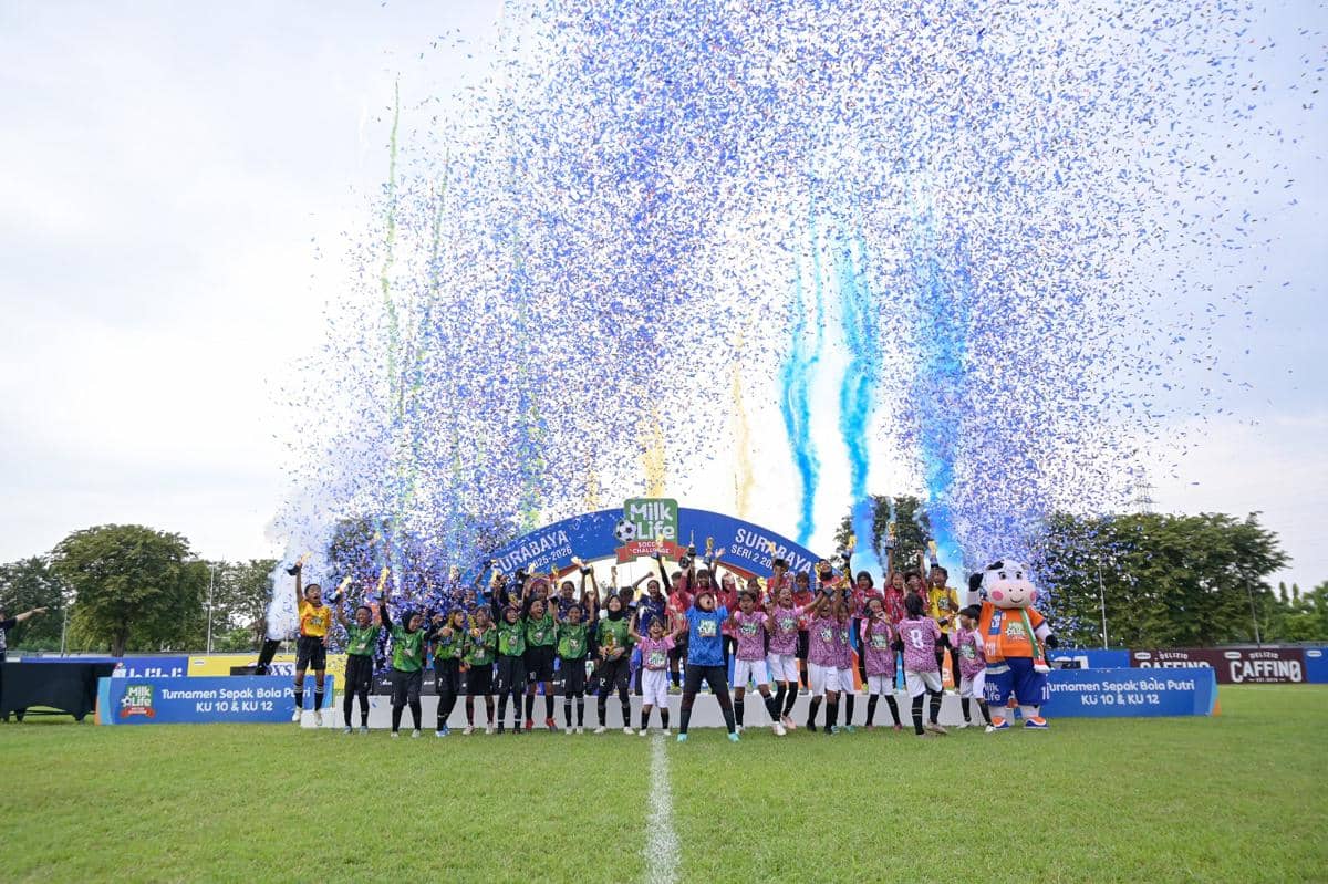 Para peserta turnamen sepak bola putri MLSC Surabaya Seri 2 2025-2026 merayakan penutupan acara dengan konfeti warna-warni di lapangan hijau.