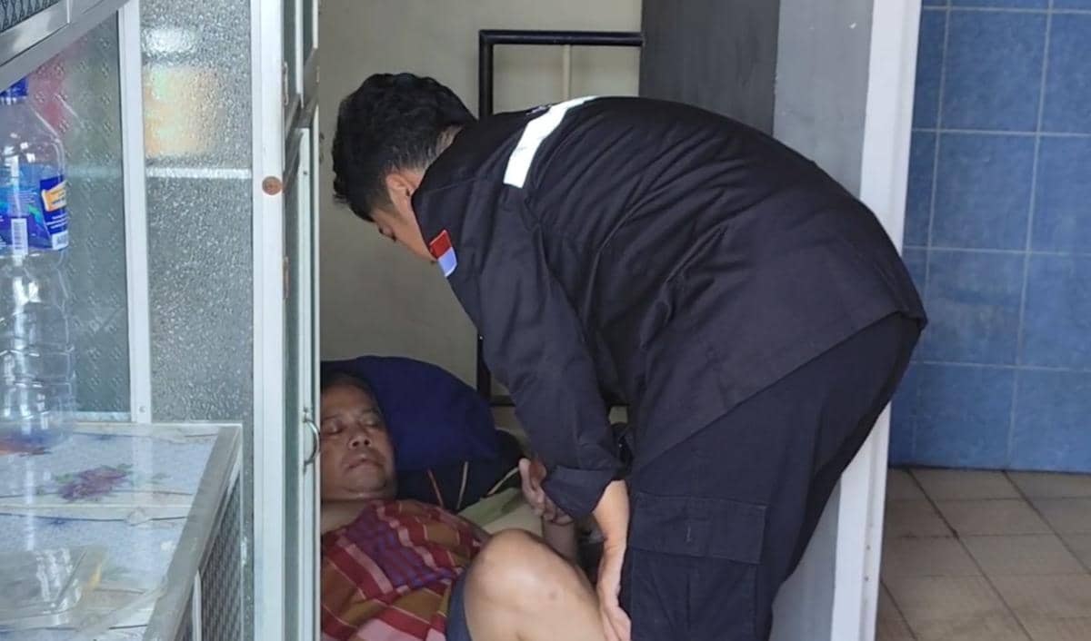 Petugas damkar membantu mengevakuasi seorang warga yang terbaring sakit stroke di dalam rumah tiga lantai di Tangerang Selatan.