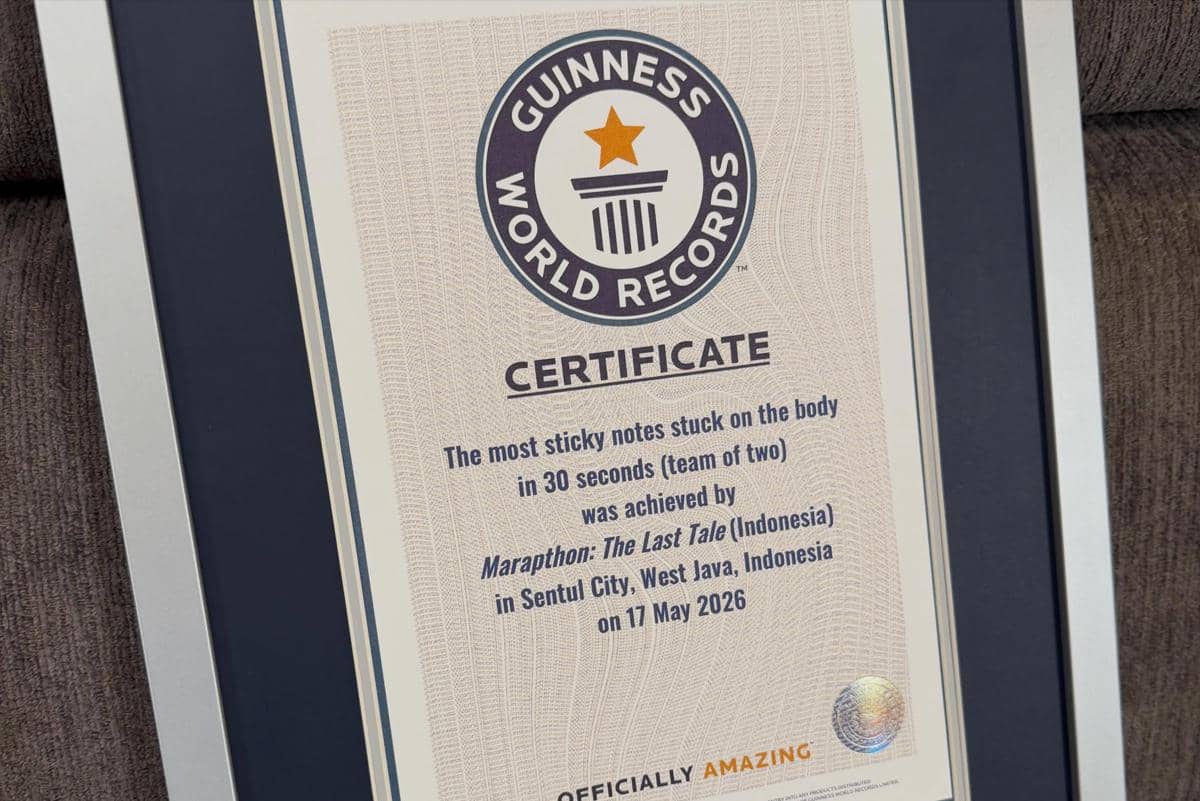 Sertifikat Guinness World Records yang diberikan kepada tim Marapthon: The Last Tale dari Indonesia untuk rekor menempelkan sticky notes terbanyak dalam 30 detik.