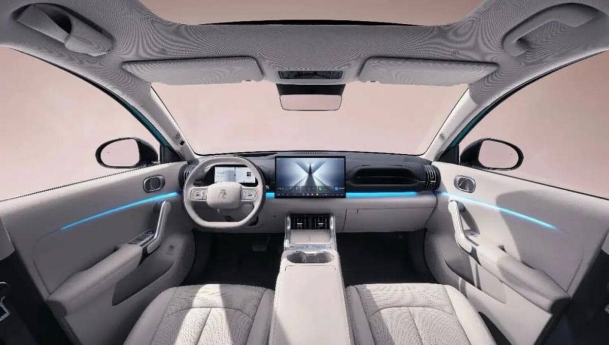 Interior mobil listrik BYD Atto 3 dengan desain modern, layar sentuh besar di tengah dasbor, dan pencahayaan ambient biru elegan.