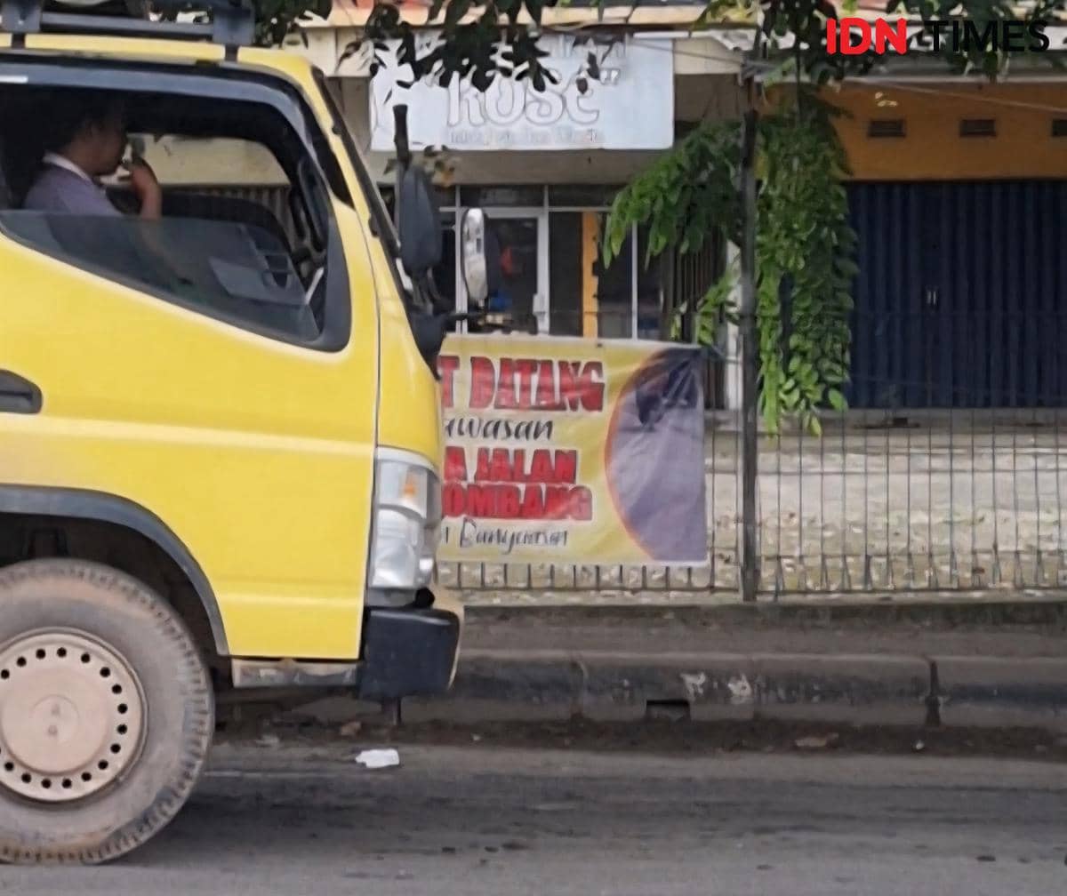 Potret kondisi jalan berlubang di Jalintim Sumatra Ruas Palembang-Betung yang telah mengalami kerusakan satu tahun terakhir