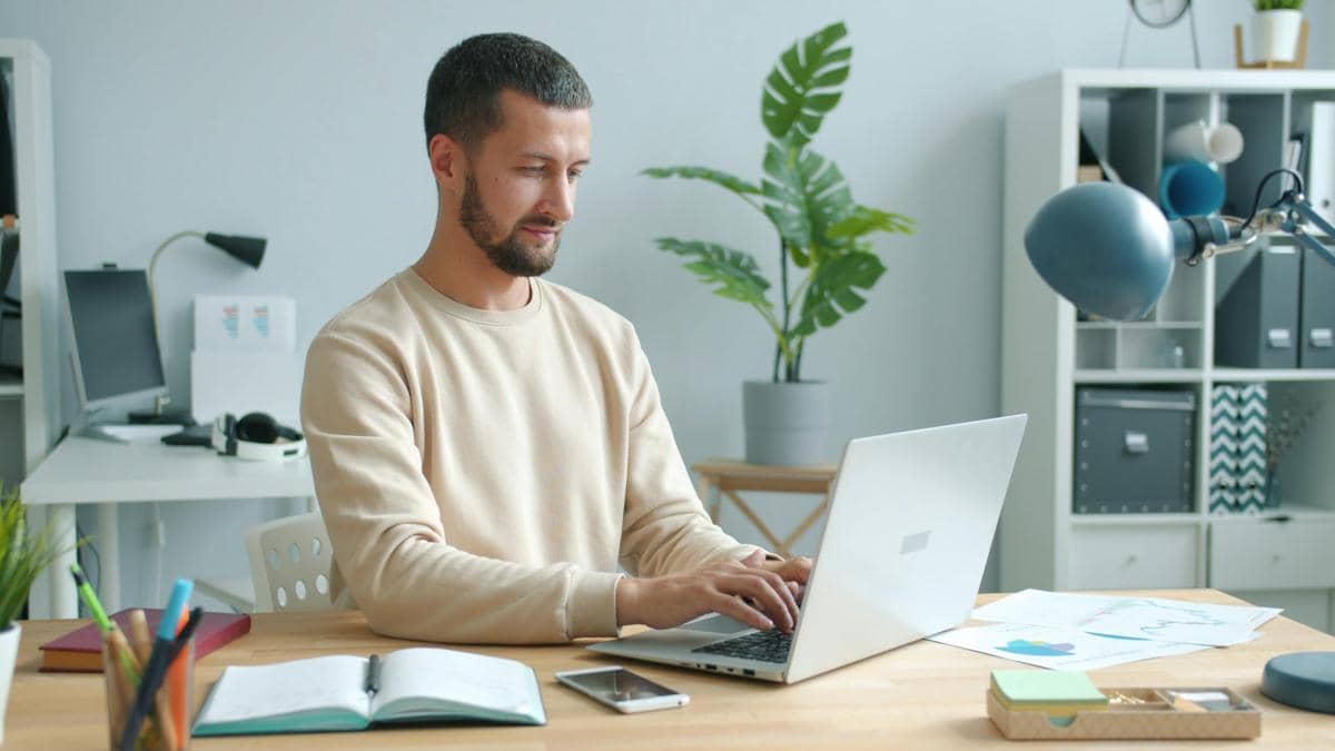ilustrasi seorang freelancer