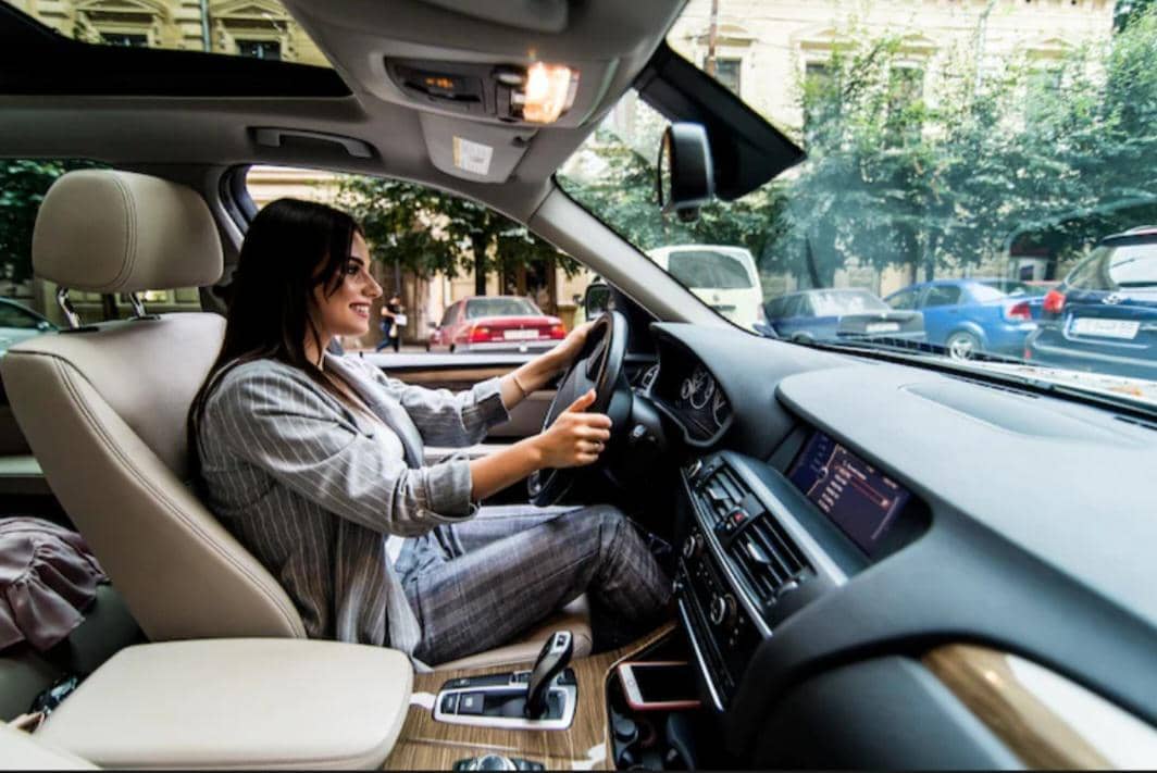 menyetir mobil (magnific.com/diana.grytsku)