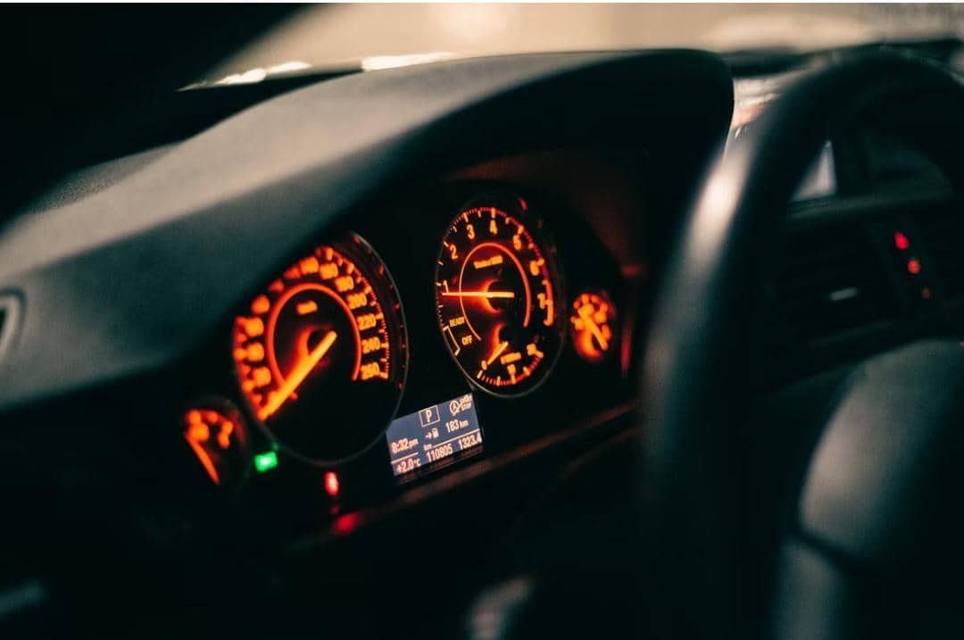 ilustrasi speedometer
