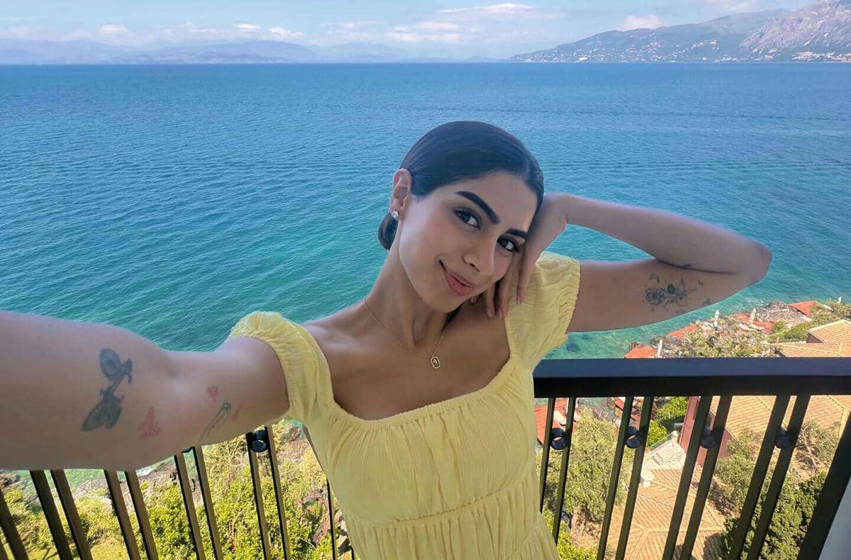 10 Momen Khushi Kapoor Liburan di Yunani, Seru Bareng Sahabat!