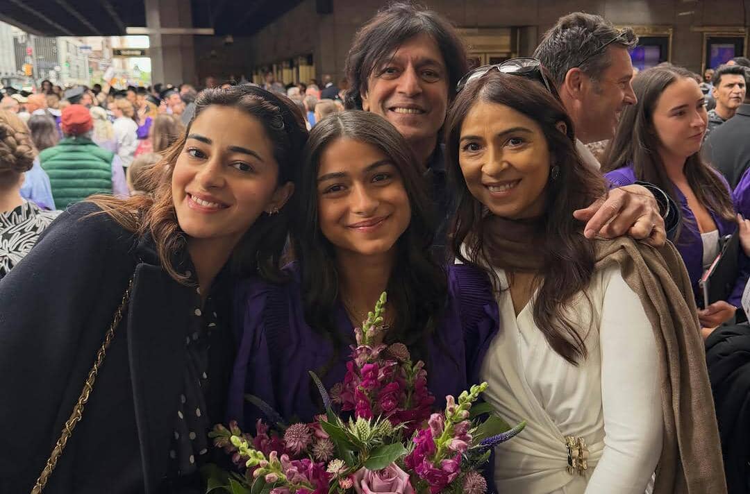 9 Potret Wisuda Adik Ananya Panday, Lulus dari New York University!