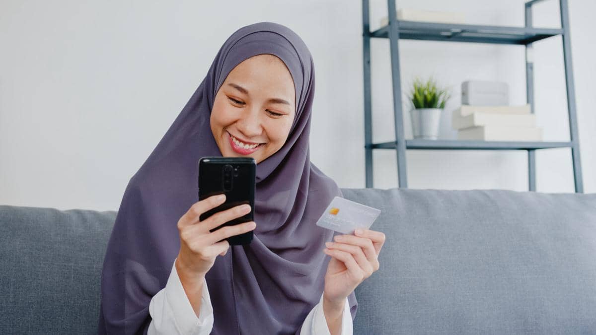 ilustrasi melihat fitur bank digital