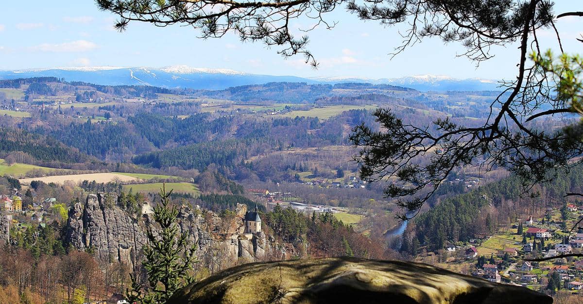 kawasan Bohemian Paradise berada di wilayah historis Bohemia di Republik Ceko.