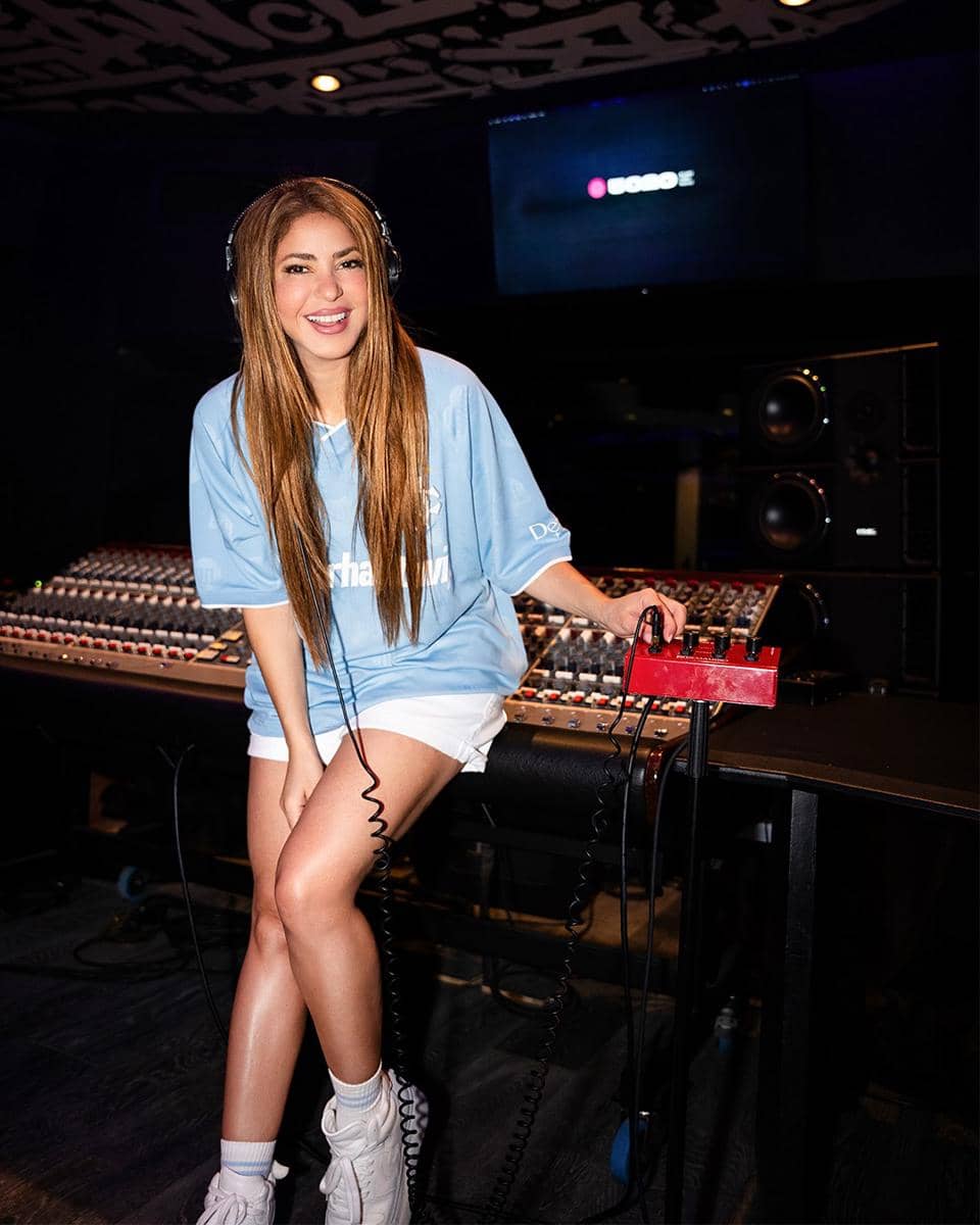 gaya OOTD kasual ala Shakira 