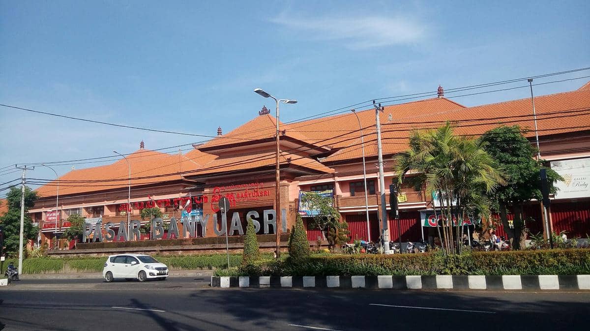 Pemandangan Pasar Banyuasri di Singaraja dari luar.