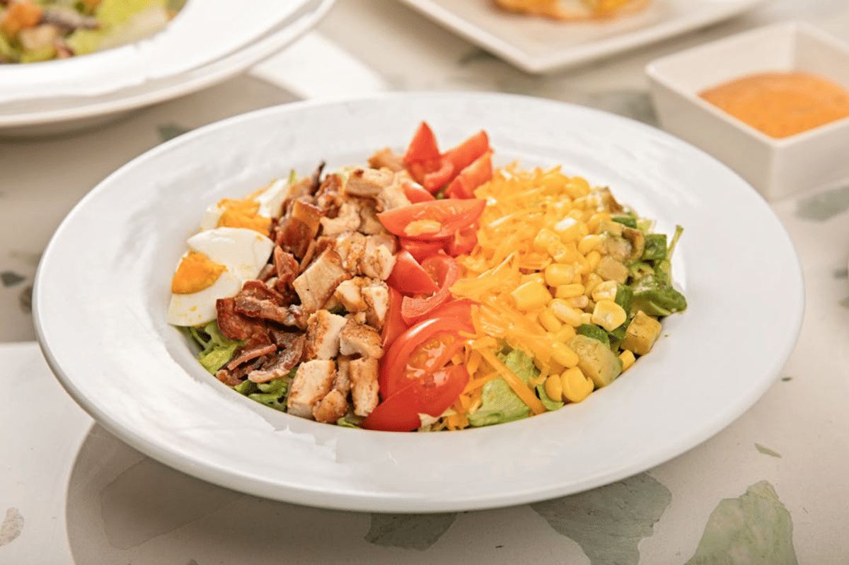 Resep Salad Cobb ala Yunani, Menu Sehat dengan Dressing yang Fresh