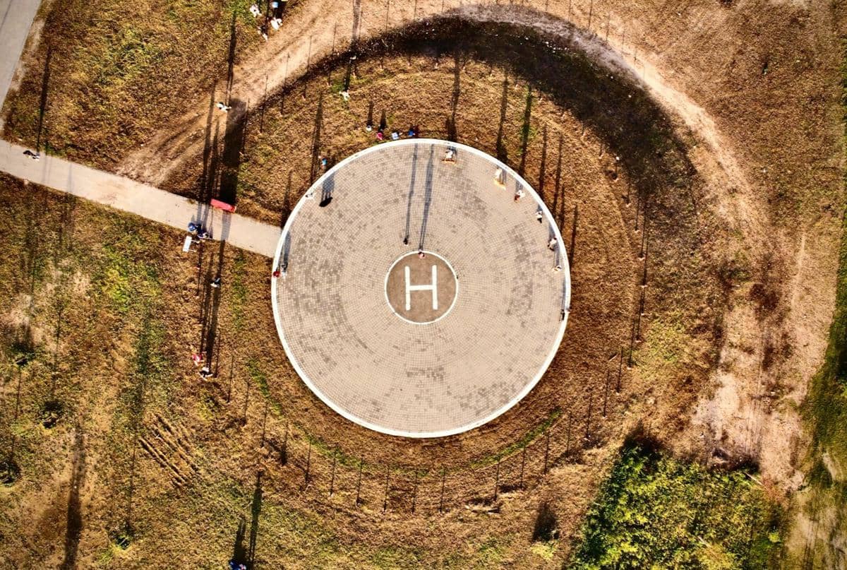 Helipad untuk mendarat helikopter.