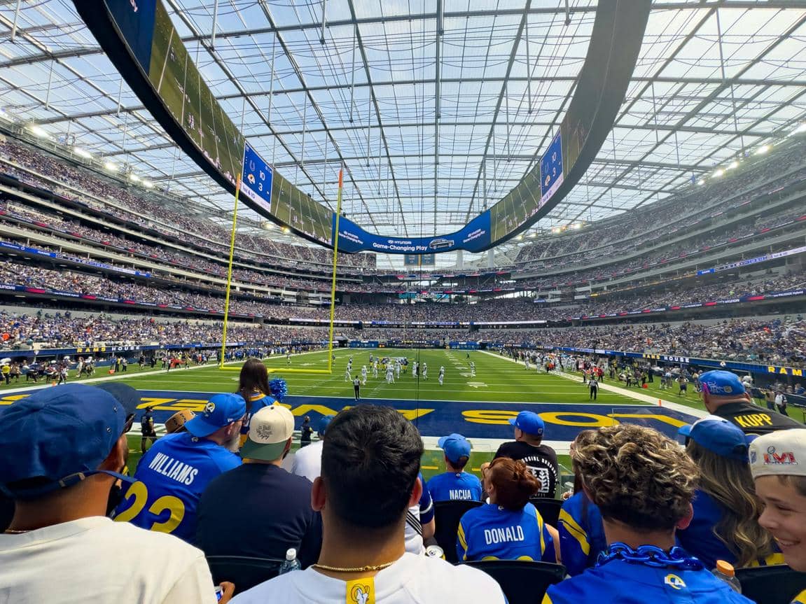 ilustrasi layar raksasa di Los Angeles Stadium 