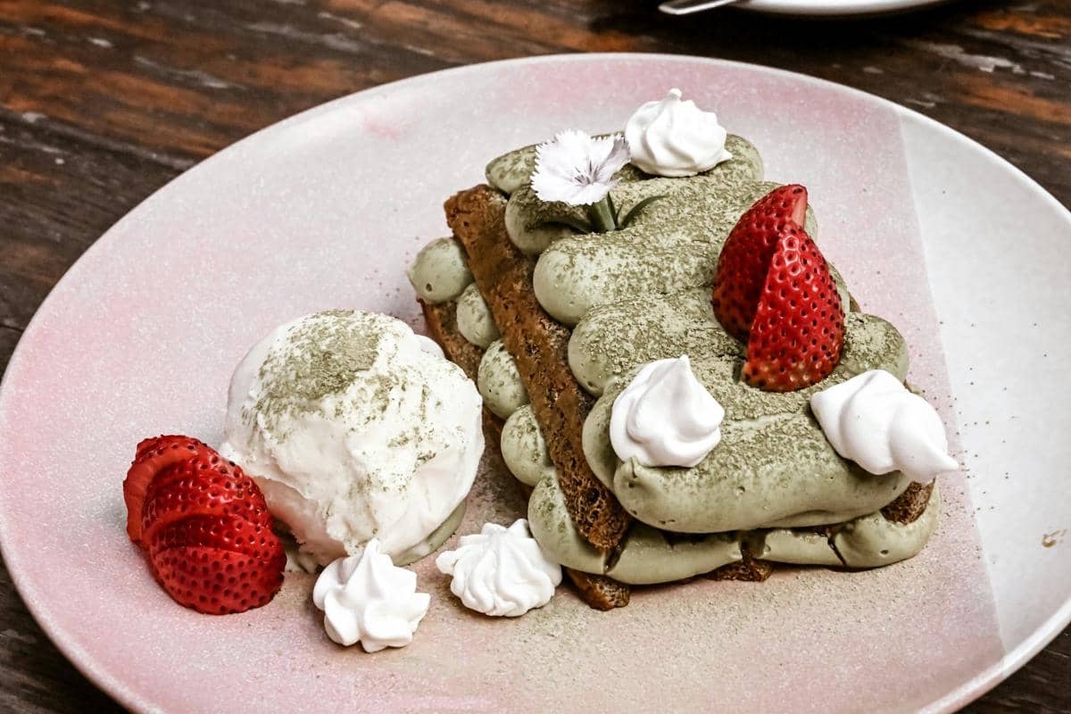 ilustrasi strawberry matcha tiramisu 