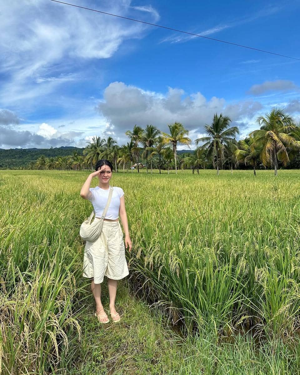 inspirasi outfit nuansa putih ala Maizura