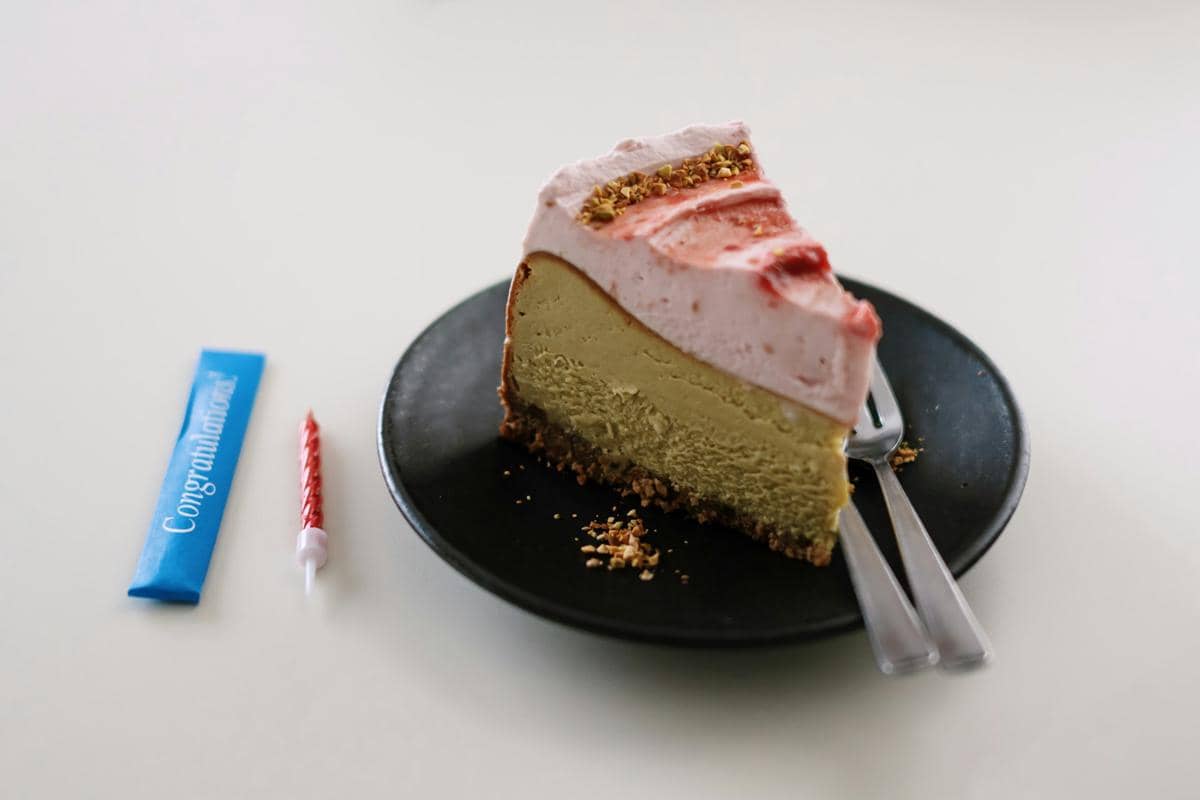 ilustrasi matcha strawberry cheesecake 