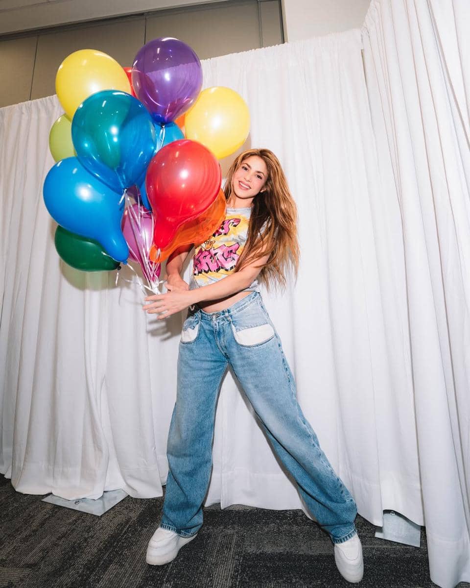gaya OOTD kasual ala Shakira 