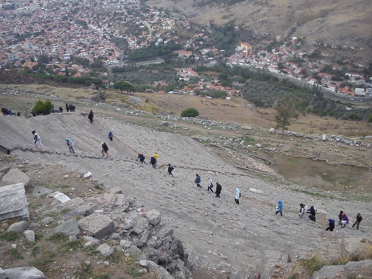 Wisatawan di Pergamon Theatre