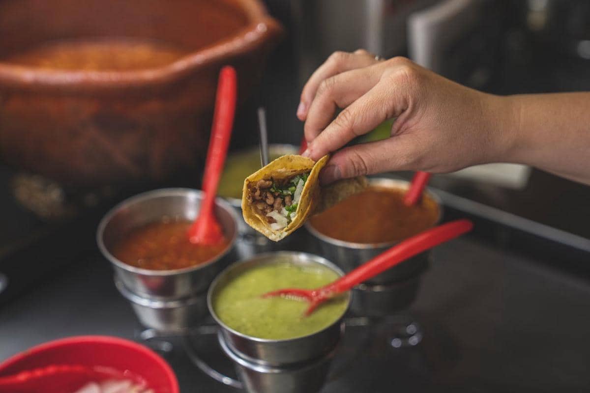 ilustrasi menyajikan taco dengan sambal
