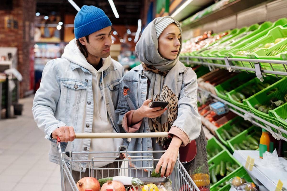 ilustrasi sepasang suami istri berbelanja sayuran di supermarket