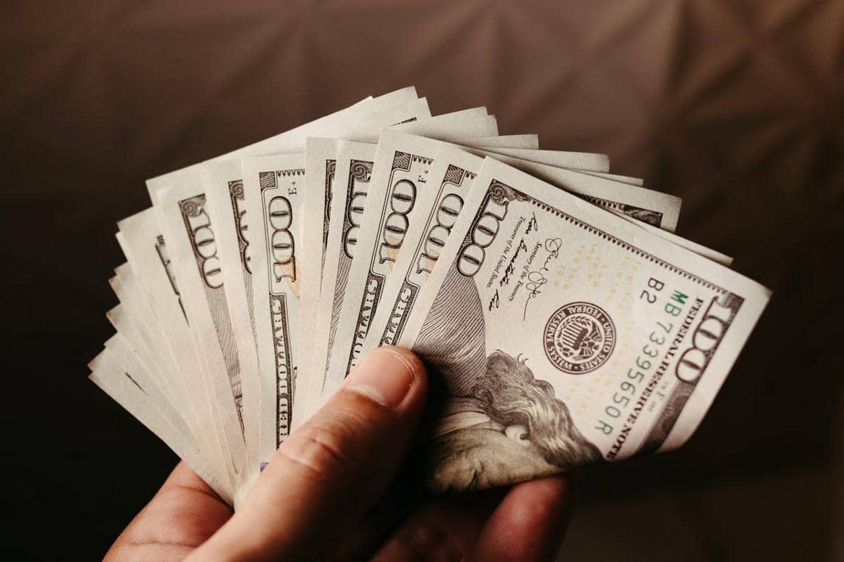 ilustrasi gaji dolar 