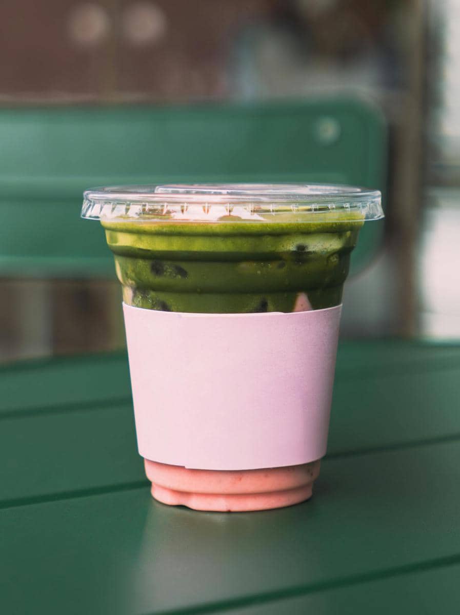 ilustrasi strawberry matcha latte 